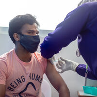 Una IA diseñó una vacuna para variantes de coronavirus que aún no existen: acaba de superar su primera prueba en humanos 