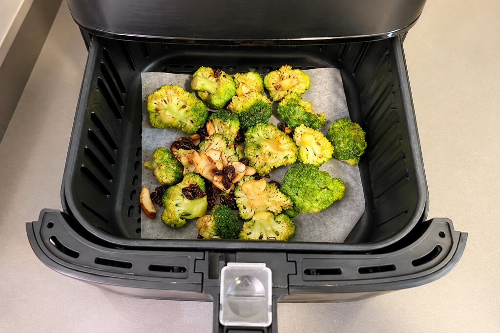 La air fryer queda mucho más limpia con papel, pero hay un precio que se nota justo cuando sacas la comida 