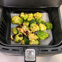 La air fryer queda mucho más limpia con papel, pero hay un precio que se nota justo cuando sacas la comida 
