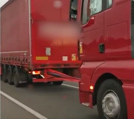 Dos camioneros deciden remolcarse entre ellos en plena AP-7 para llegar a España desde Francia