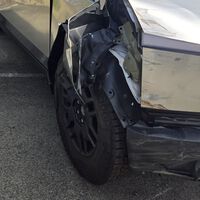 Esperó 5 años para tener su Tesla Cybertruck. La chocó a las 4 horas, y Tesla le echa la culpa porque "el acelerador podría no desconectarse al frenar" 
