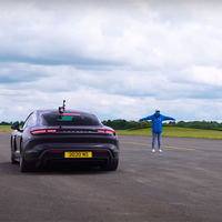 ¡Batalla en casa! El Porsche Taycan Turbo S y el Porsche 911 Turbo S se enfrentan en un duelo de aceleración fratricida
