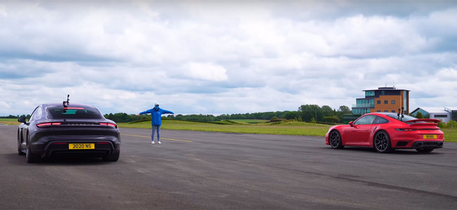 Porsche Taycan Turbo S vs Porsche 911 Turbo S drag race, vídeo