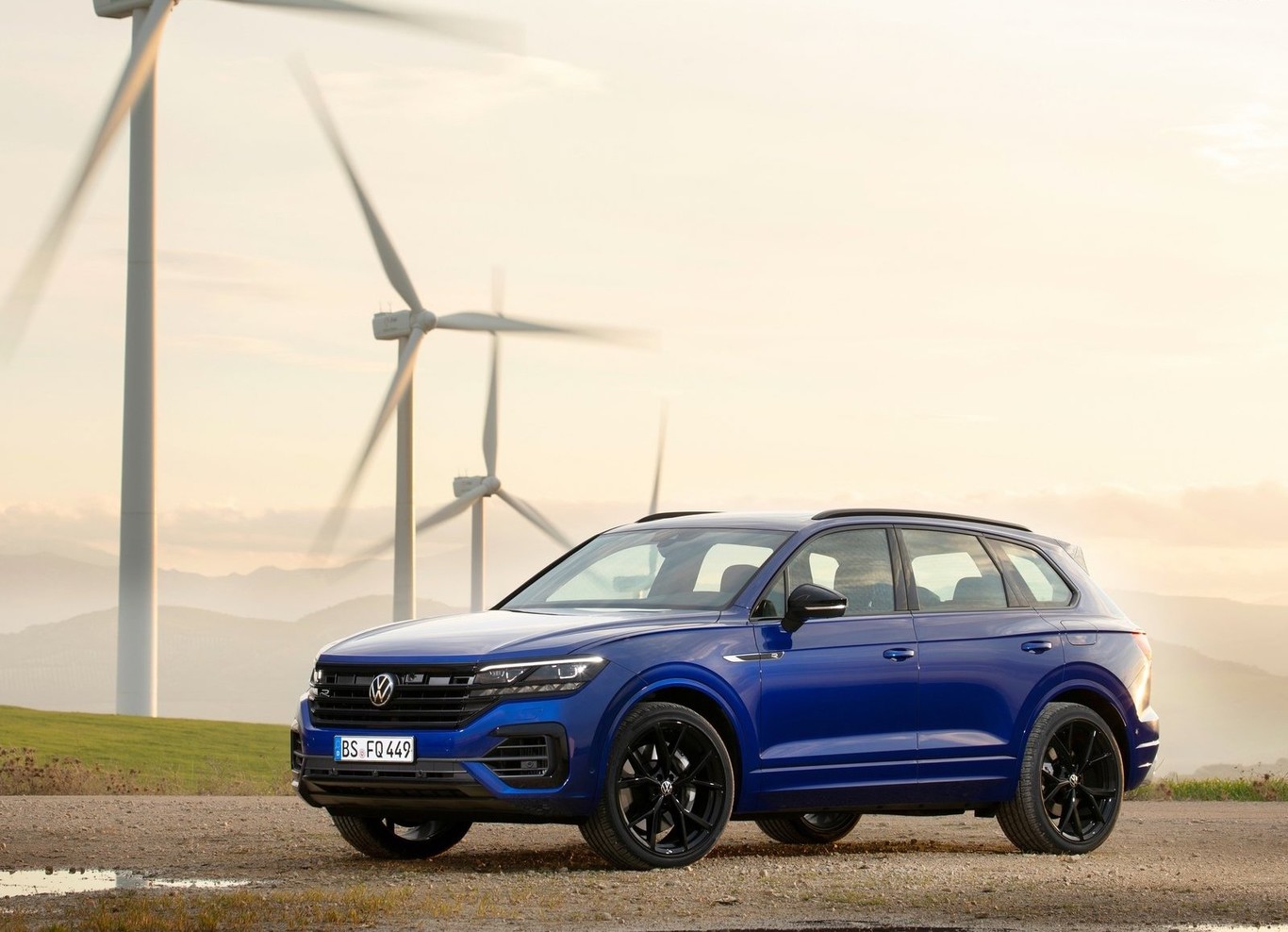 Volkswagen Touareg R: la variante deportiva del SUV de lujo que obtiene poder extra de la electricidad