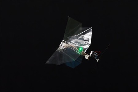 Contempla cómo este robot maniobra como un insecto volador