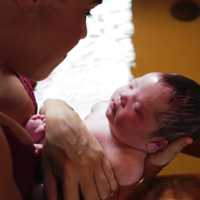 Desconocían que su bebé venía con síndrome de Down, y la historia de su nacimiento emociona a decenas de miles de personas