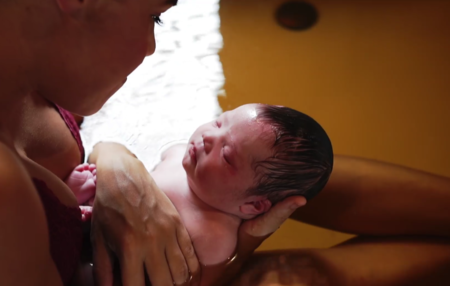 Desconocían que su bebé venía con síndrome de Down, y el vídeo de su nacimiento emociona a decenas de miles de personas