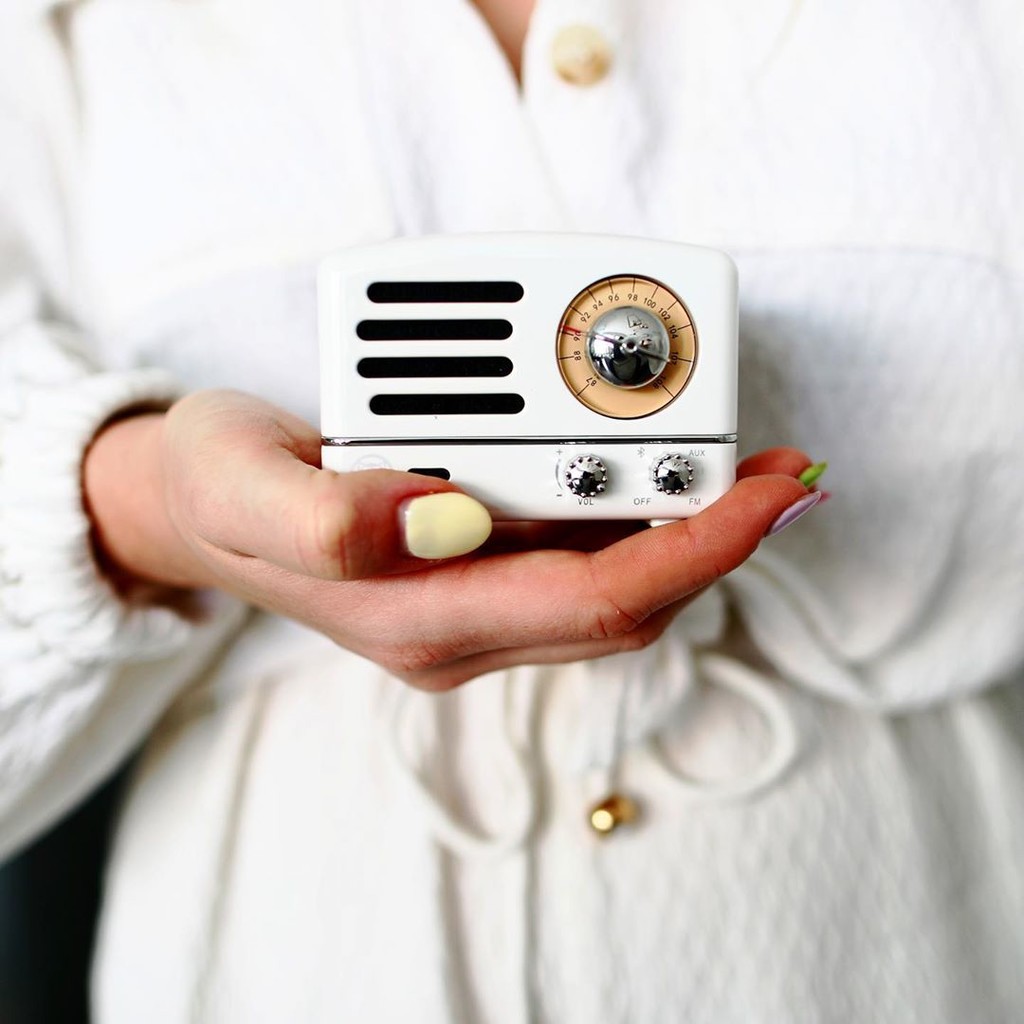 Este altavoz copia la estética de los transmisores de los años 60 para escuchar la música más actual como si estuviéramos en el pasado (y la radio, claro) 