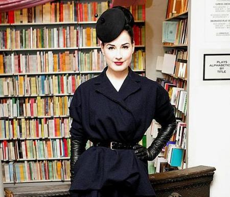 Dita Von Teese promocionando su nuevo libro en Los Ángeles