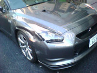 Nissan GT-R con un pequeño golpecito de chapa, y van 2