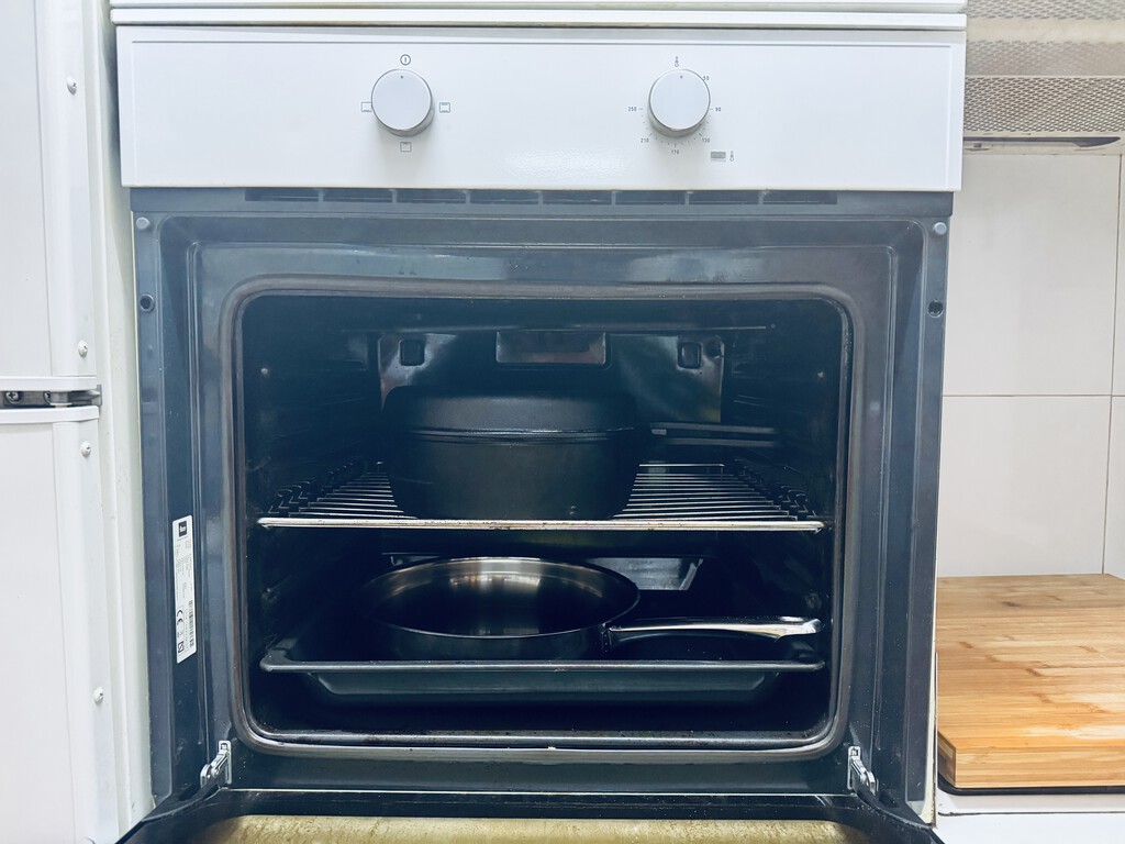 Siete ideas y accesorios para ordenar las sartenes en la cocina y dejar de usar el horno 
