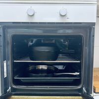 Se acabó usar el horno como armario: siete ideas y accesorios para ordenar las sartenes y ollas en la cocina