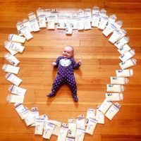 ¿Por qué una madre comparte esta foto de su bebé rodeada de bolsas de leche?