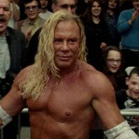 Mickey Rourke rompe su silencio y asegura que nunca ha pedido dinero a sus fans: "Prefiero meterme una pistola en el culo"