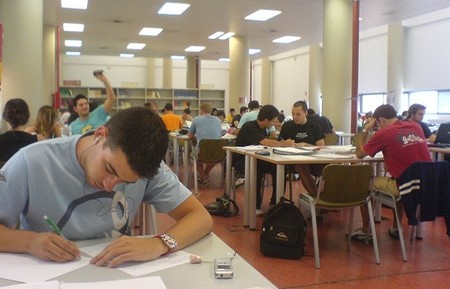 La rectora de la UMA pide a ciudadanos y empresas que apadrinen estudiantes por los recortes