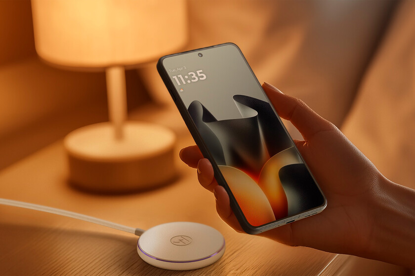 Tras el Moto Tag, Motorola se lanza a por los cargadores Qi2: su propuesta parte con la ventaja del precio