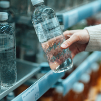 Consumidores ávidos de água engarrafada podem ingerir até 198% mais microplásticos do que quem bebe água filtrada