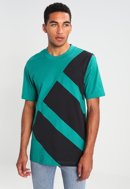 Por sólo 13,95 euros tenemos esta camiseta de Adidas Eqt Block Tee en verde y negro en Zalando