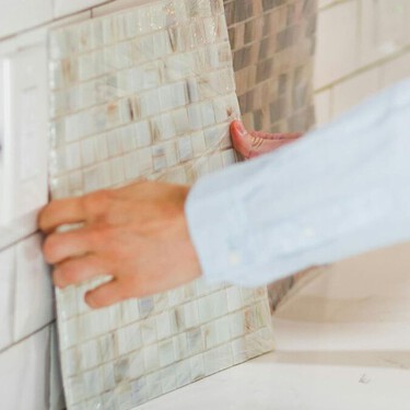Renueva tu cocina o baño con estos adhesivos de pared por menos de 200 pesos: el truco que no necesita pintura
