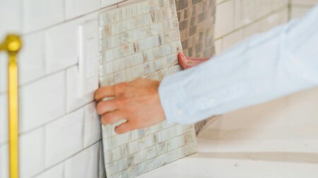 Renueva tu cocina o baño con estos adhesivos de pared por menos de 200 pesos: el truco que no necesita pintura