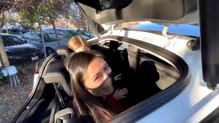 Este vídeo evidencia por qué las plazas traseras del Tesla Model Y podrían ser un peligro para los adultos
