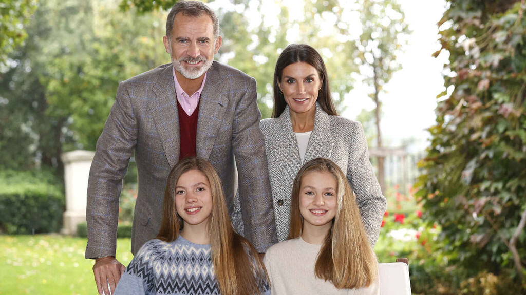 Un futuro transparente y sin escándalos fiscales: el mensaje implícito en la felicitación navideña de los Reyes junto a sus hijas
