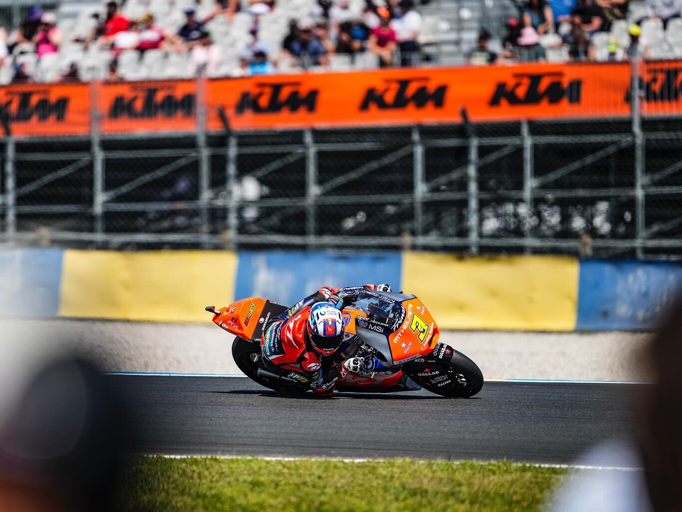 Sergio García plasma el cambio en Le Mans liderando el primer triplete de la historia de Boscoscuro en Moto2 