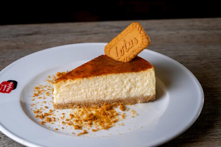 Cómo hacer un cheesecake con 5 ingredientes sin horno: queda tan cremoso como una nube