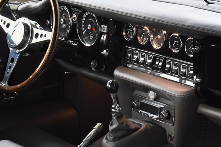 Jaguar E-Type 1974 restomod
