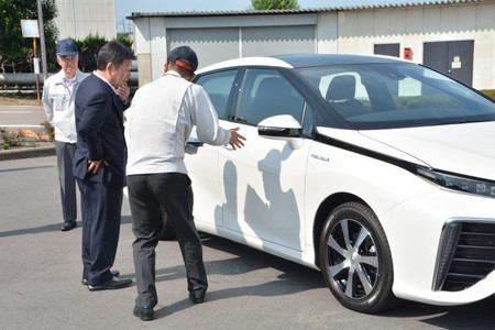toyota-fcv-ministro-japones.jpg