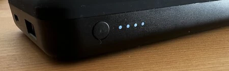 ボタンを押すと MagSafe ベースを起動して電話機を充電でき、4 つの小さな LED も点灯してバッテリーの充電レベルを示します。