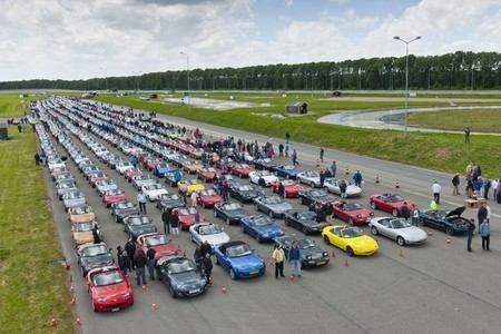 Nuevo récord mundial de Mazda MX-5: 683 unidades