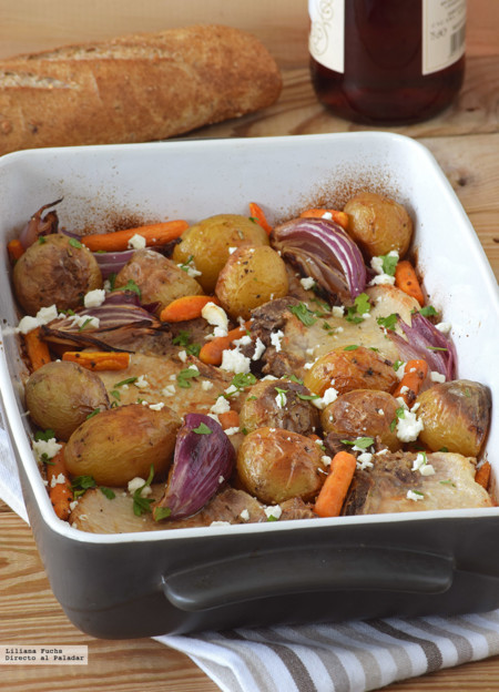 Chuletas de lomo de cerdo al horno con patatas, zanahorias baby y queso feta. Receta