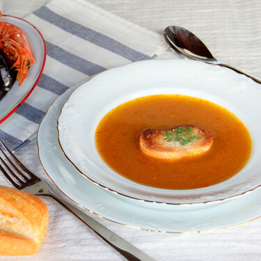 Sopa bullabesa o boullabeise, la sabrosa olla de pescado de Marsella, cuyo sabor ha conquistado al mundo
