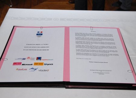 La carta que Google y Facebook han "olvidado" firmar en París