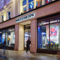 Skechers tiene en sus rebajas las zapatillas a mitad de precio que nos van a acompañar en todas nuestras caminatas   