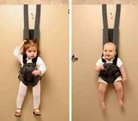 Cuelga a tu bebé de la puerta mientras vas al baño