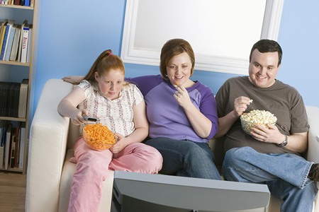 Familia Comiendo Frente Al Televisor