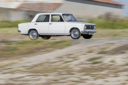 Probamos el SEAT 124, el SEAT Ateca de los años 60 y 70. Y sí, ha sido todo un viaje en el tiempo