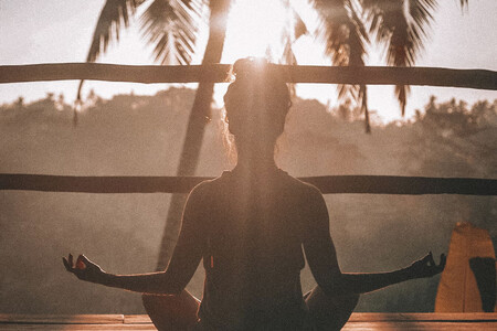 Mujer meditando, una de las mejores técnicas para reducir el estrés