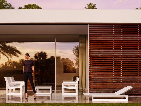 Esteve presenta la colección FRAME, un mobiliario de exterior diseñado con geometría, ligero y funcional