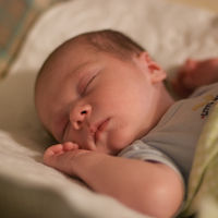 ¿Cuándo duermen los bebés toda la noche?