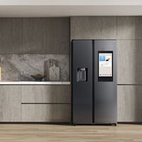 Los frigoríficos Bespoke AI de Samsung se actualizan. Ya son capaces de reconocer quién les habla y ponerle sus canales favoritos 