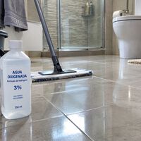 Cómo dejar el suelo del baño como una patena (y sin bacterias) solo con peróxido de hidrógeno 