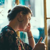 Sony le declara la guerra a la música hecha con IA: ya exigió bajar más de 260,000 canciones falsas de internet 