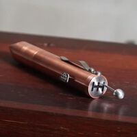 Si eres de los que piensan que los coches cada vez son más aburridos, seguramente necesites este bolígrafo con cambio de marchas manual