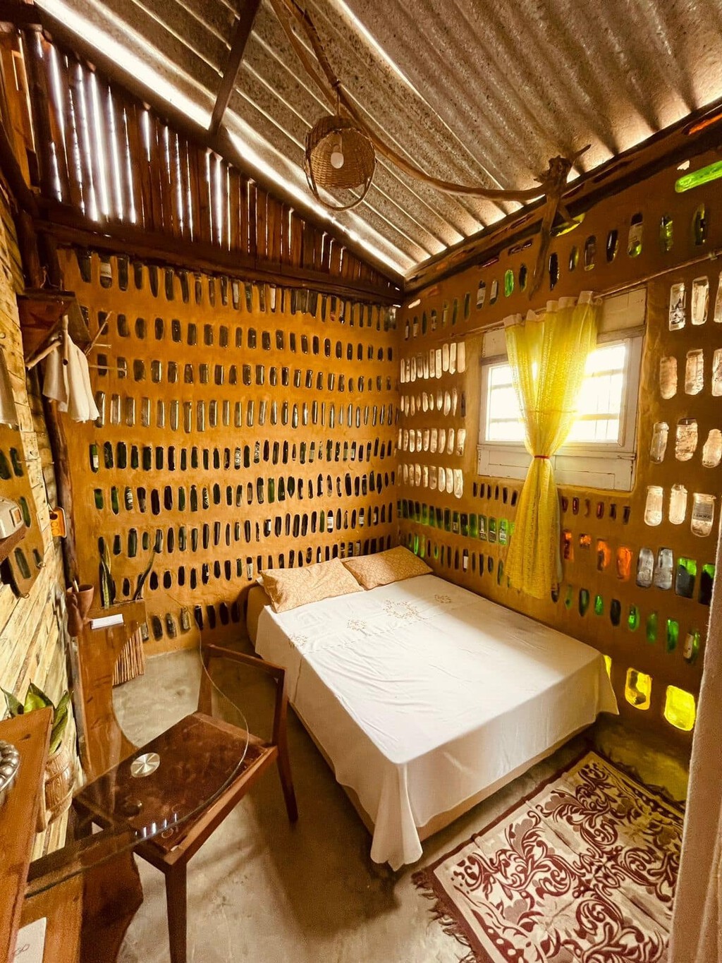 Siete habitaciones y no renuncia a lujos. Así es la casa hecha con botellas que se puede alquiler en Airbnb