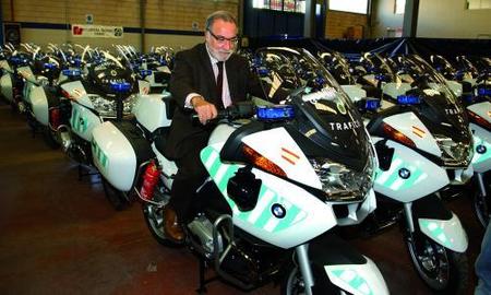 Pere Navarro se va al suelo en moto