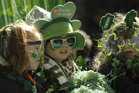 Celebra San Patricio a la manera irlandesa con música, bailes y mucha cerveza