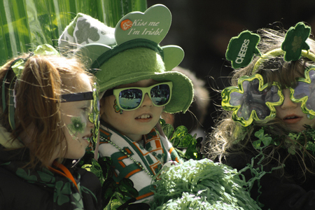 Celebra San Patricio a la manera irlandesa con música, bailes y mucha cerveza